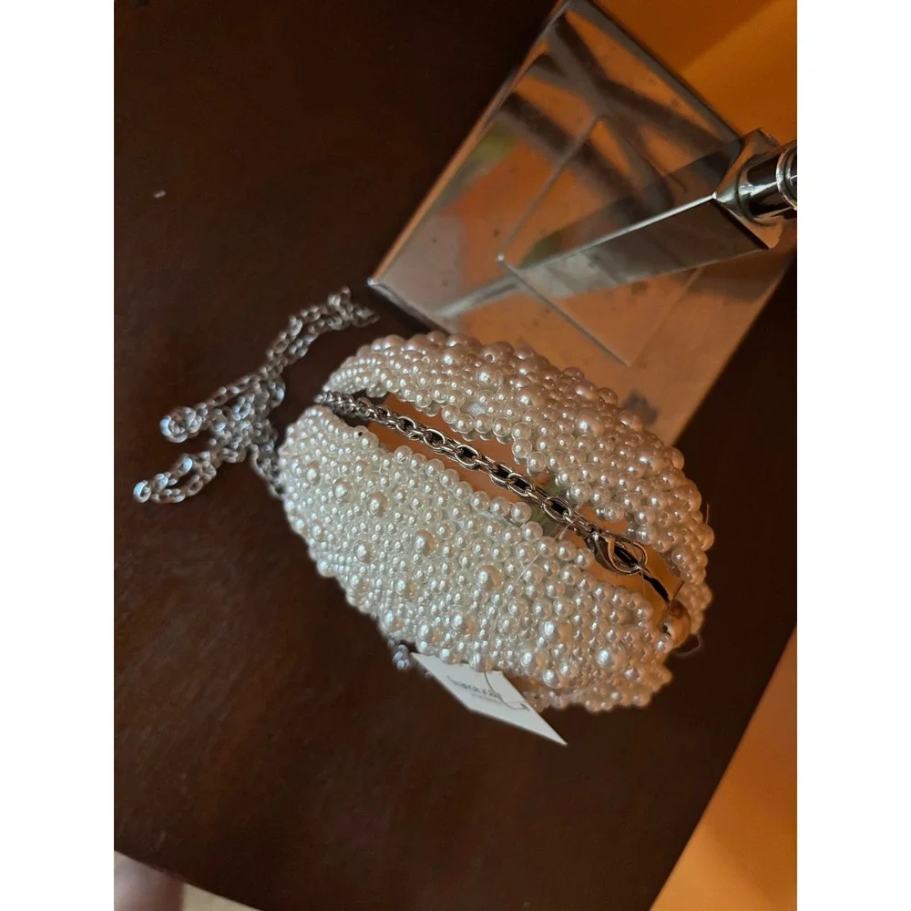 Francesca's accessories White Heart Pearl Purse